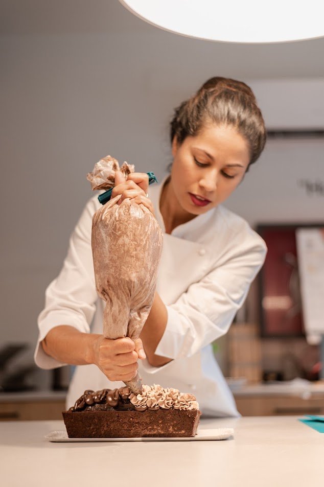 Débora Coimbra elaborando una tarta